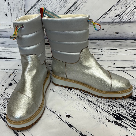 NWT TOMS WOMEN SILVER MAKENNA LEATHER QUILTED RAINBOW FLEECE WINTER SNOW BOOTS 6 - Picture 3 of 10